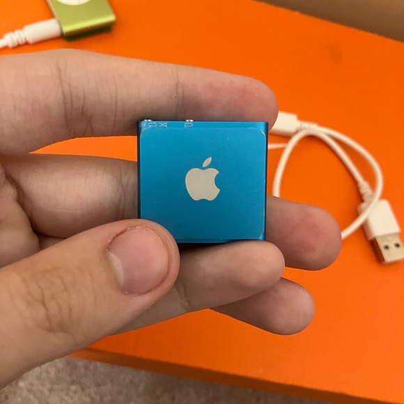 Apple iPod Nano Shuffle Mini Blue/Green Tested Working Bundle 4th&2nd Generation - Picture 6 of 7